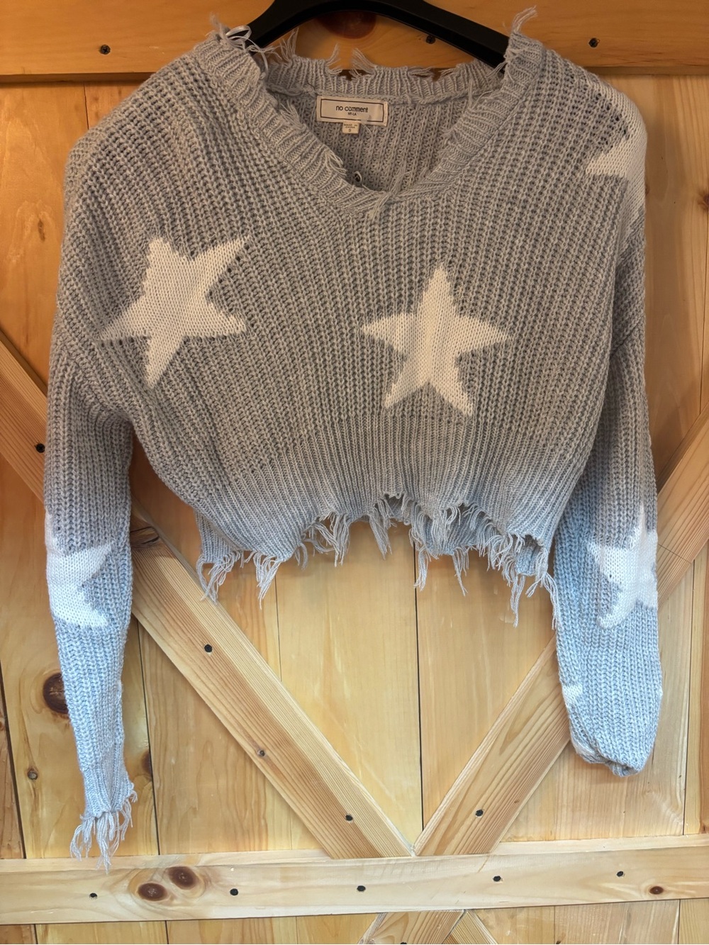 No Comment Light Gray Star-Pattern Distressed V-Neck Sweater size small